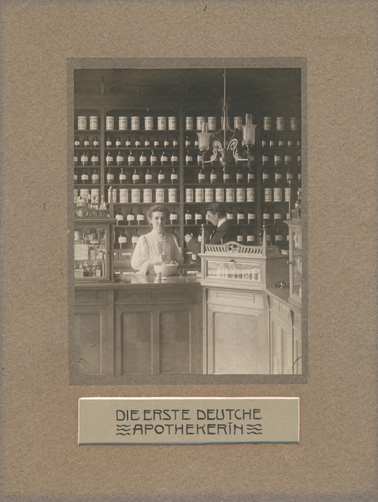 Magdalena Neff (geb. Meub) in der Löwen-Apotheke in Ehingen, 1906, Aufnahme von unbekanntem Urheber. KIT-Archiv 28010/I 7885 (Vorlage von Dr. Rüdiger Rombach/Ehingen).