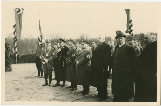 Rektor Rudolf Weigel (1. Reihe ganz links) bei der Grundsteinlegung für den Neubau des Gasinstituts, 26.02.1939, Fotografie: Atelier Bauer. KIT-Archiv 28010/I 7901.