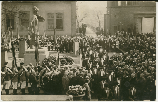 Professoren im Talar bei der 100-Jahrfeier der Technischen Hochschule Karlsruhe, 30.10.1925, Fotografie unbekannter Urheberschaft. KIT-Archiv 28010/I 1641.