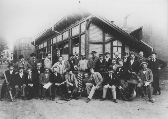 Angehörige des Studiengangs Elektrotechnik. In der Mitte, stehend: Engelbert Arnold mit hellem Hut, links dahinter wahrscheinlich Joachim Teichmüller (ohne Hut, mit langem Schnurrbart und Brille), links daneben August Schleiermacher, ca. 1896, Fotografie unbekannter Urheberschaft. KIT-Archiv 28010/I 1830.