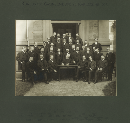Ernst Schlumberger als Teilnehmer des Kurses für Gasingenieure an der Technischen Hochschule Karlsruhe (vorderste Reihe, zweiter von rechts, mit Hut auf den Knieen), 1907, Fotografie von unbekanntem Urheber. KIT-Archiv 28010/I 2001.