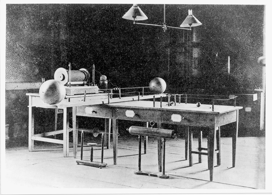 Forschung zu elektromagnetischen Wellen durch Heinrich Hertz