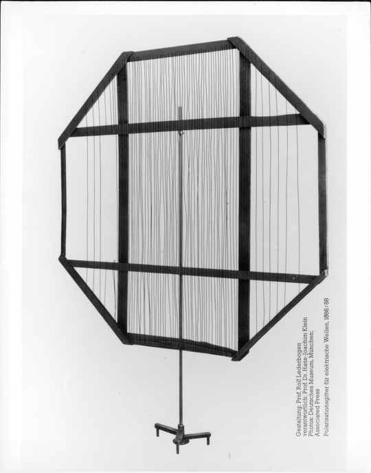Von Heinrich Hertz gebrauchtes Polarisationsgitter zur Ausrichtung von Funkwellen (Nachbau?), undatierte Fotografie unbekannter Urheberschaft. KIT-Archiv 28010/I 3175 (Reproduktion einer Vorlage im Deutschen Museum München).