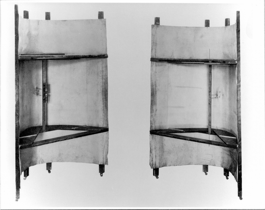Von Heinrich Hertz konstruierte Hohlspiegel mit Wellengeber und Wellenempfänger, ca. 1950, Fotografie unbekannter Urheberschaft. KIT-Archiv 28010/I 3157.