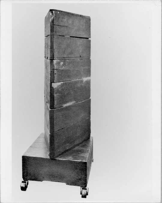 Von Heinrich Hertz konstruiertes Pechprisma zum Nachweis der Brechung elektromagnetischer Wellen (Nachbau?), undatierte Fotografie unbekannter Urheberschaft. KIT-Archiv 28010/I 3158.