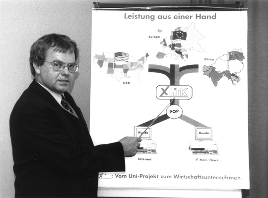 Werner Zorn an einer Grafik zum Projekt "X-link", mit dem die Universität einen der ersten deutschen Internetprovider gründete, 1994, Fotografie: Joachim Müller-Klink. KIT-Archiv 28010/I 3131.
