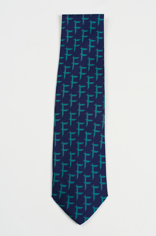 Krawatte mit dem Logo des Forschungszentrums Karlsruhe, ca. 2000, ca. 143,0 x 10,0 cm, Seide. KIT-Archiv 28507/5. Fotografie: Amadeus Bramsiepe.