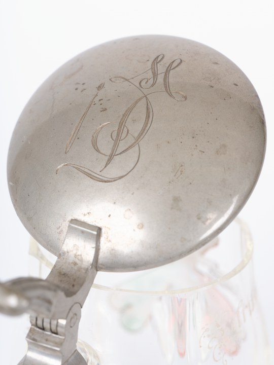 Bierkrug mit dem Wappen der Karlsruher Studentenverbindung Vitruvia, Detail: Zinndeckel mit dem Zirkel der Verbindung. Fotografie: Amadeus Bramsiepe.