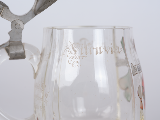 Bierkrug mit dem Wappen der Karlsruher Studentenverbindung Vitruvia, Detail: Gravur mit Schlachtruf ("Panier") der Verbindung ("Vitruvia sei's Panier!"). Fotografie: Amadeus Bramsiepe.