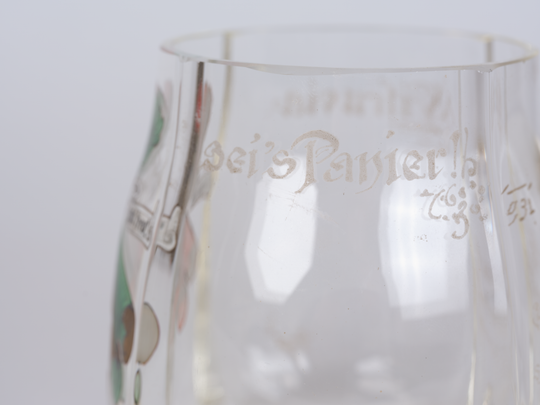 Bierkrug mit dem Wappen der Karlsruher Studentenverbindung Vitruvia, Detail: Gravur mit Schlachtruf ("Panier") der Verbindung ("Vitruvia sei's Panier!"). Fotografie: Amadeus Bramsiepe.