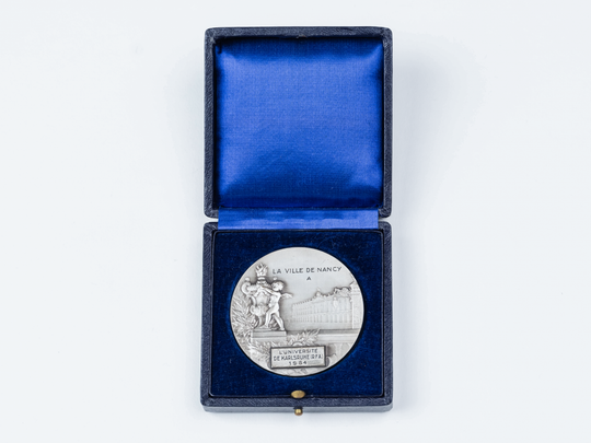 Erinnerungsplakette der Stadt Nancy in Frankreich für die Universität Karlsruhe, Vorderseite. KIT-Archiv 28502/25. Fotografie: Amadeus Bramsiepe.