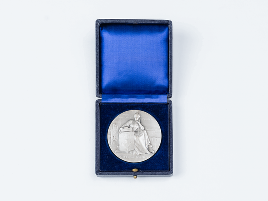 Erinnerungsplakette der Stadt Nancy in Frankreich für die Universität Karlsruhe, Rückseite. KIT-Archiv 28502/25. Fotografie: Amadeus Bramsiepe.