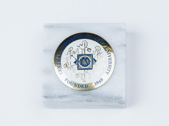 Zeichen der Central Connecticut State University. KIT-Archiv 28502/93. Fotografie: Amadeus Bramsiepe.