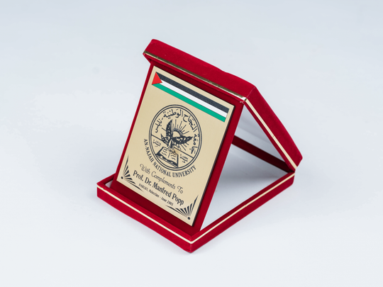 Erinnerungsgabe der An-Najah National University of Technology in Palästina für Professor Manfred Popp. KIT-Archiv. Fotografie: Amadeus Bramsiepe.