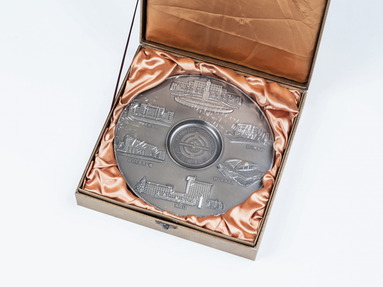 Teller der Dalian University of Technology in der Volksrepublik China. KIT-Archiv 28502/25. Fotografie: Amadeus Bramsiepe.