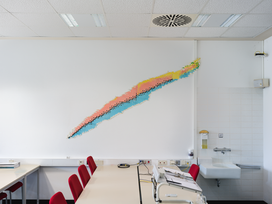 Die Karlsruher Nuklidkarte in einem Seminarraum. Fotografie: Amadeus Bramsiepe und Jonas Zilius.