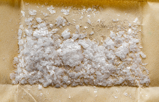 Cholesteryl-Myrist(in)at aus dem Nachlass von Otto Lehmann, ca. 1900. ca. 3,9 x 4,0 cm. KIT-Archiv 27059/88. Fotografie: Hubert Czech.