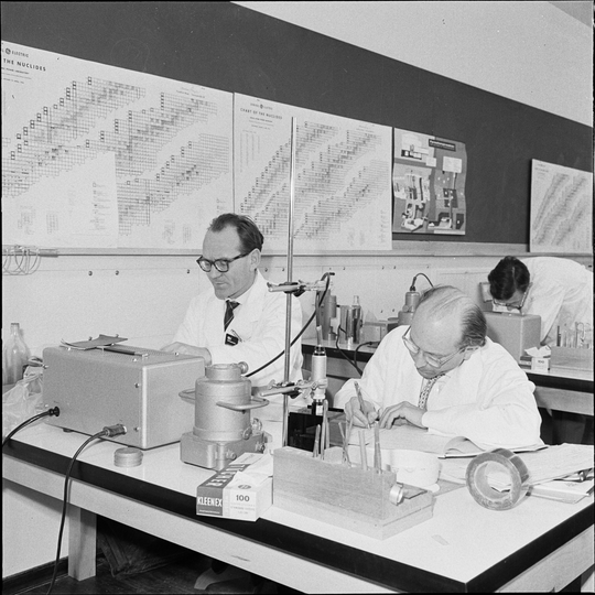 Kursraum am Institut für Radiochemie des Kernforschungszentrums Karlsruhe, im Hintergrund die Karlsruher Nuklidkarte, 27.01.1959, Fotografie unbekannter Urheberschaft. KIT-Archiv 28028/00467.