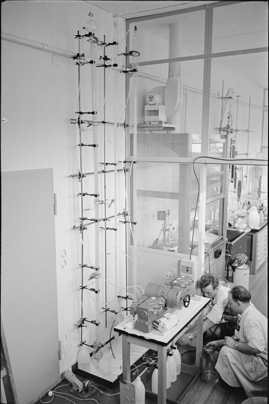 Tücherbox bei einem Versuchsaufbau im Institut für Heiße Chemie des Kernforschungszentrums Karlsruhe, 1959, Fotografie unbekannter Urheberschaft. KIT-Archiv 28028/00285.