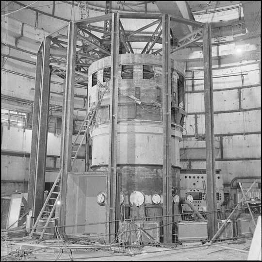 Bau des Reaktorkerns, 24.03.1959, Fotografie unbekannter Urheberschaft. KIT-Archiv 28028/00292.