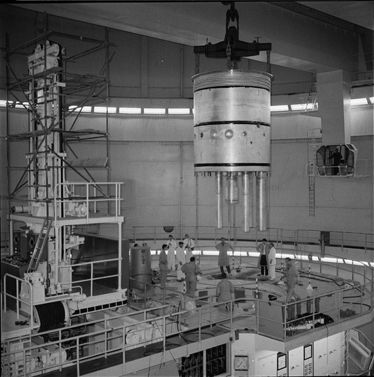 Montage des Aluminiumtanks für Schwerwasser und Brennstäbe, 23.11.1960, Fotografie unbekannter Urheberschaft. KIT-Archiv 28028/13003.