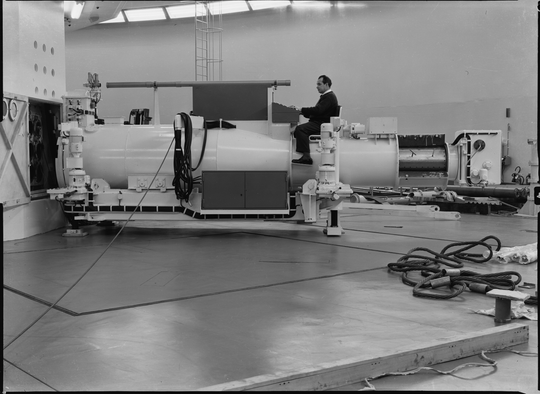 Horizontale Wechselflasche des Forschungsreaktors 2, 09.12.1960, Fotografie unbekannter Urheberschaft. KIT-Archiv 28028/12764.