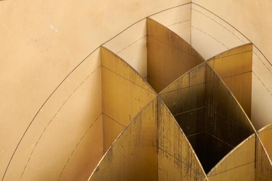 Modell von Kugelschnitten, Teilansicht 1. Fotografie: Amadeus Bramsiepe.