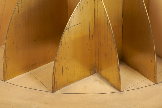 Modell von Kugelschnitten, Teilansicht 2. Fotografie: Amadeus Bramsiepe.