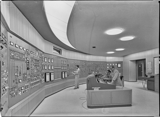 Schaltwarte des Forschungsreaktors 2, 17.12.1964, Fotografie unbekannter Urheberschaft. KIT-Archiv 28028/13714.