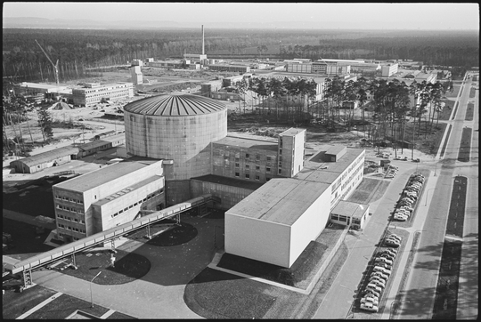 Blick vom Abluftschornstein auf den Forschungsreaktor 2 von Nordwesten, 30.03.1965, Fotografie unbekannter Urheberschaft. KIT-Archiv 28028/14510.