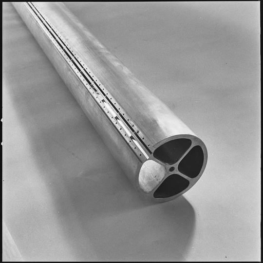Trägerrohr für Trenndüsen, 07.02.1969, Fotografie unbekannter Urheberschaft. KIT-Archiv 28028/04580.