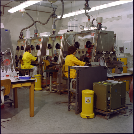 Tücherbox in Laboranlage mit Handschuhboxen im Institut für Heiße Chemie des Kernforschungszentrums Karlsruhe, 1976, Fotografie unbekannter Urheberschaft. KIT-Archiv 28028/04345.