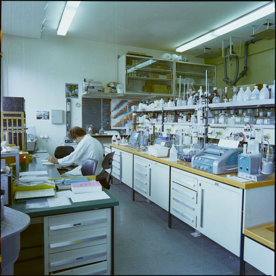 Tücherbox in Laborraum der Wiederaufarbeitungsanlage Karlsruhe, 1978, Fotografie unbekannter Urheberschaft. KIT-Archiv 28028/06059.