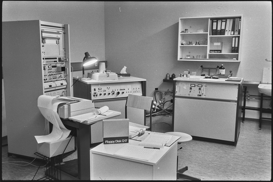 Tücherbox in der Datenverarbeitungseinrichtung der Abteilung Radioaktive Abfälle des Kernforschungszentrums Karlsruhe, 1979, Fotografie unbekannter Urheberschaft. KIT-Archiv 28028/06369.