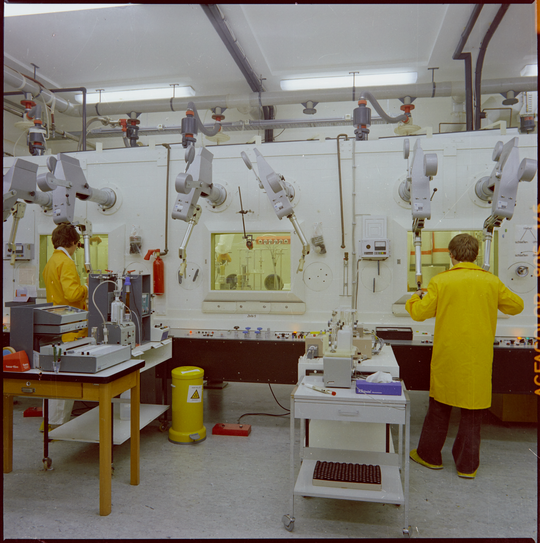 Tücherbox vor Heißen Zellen des Instituts für Heiße Chemie des Kernforschungszentrums Karlsruhe, 1979, Fotografie unbekannter Urheberschaft. KIT-Archiv 28028/06368.