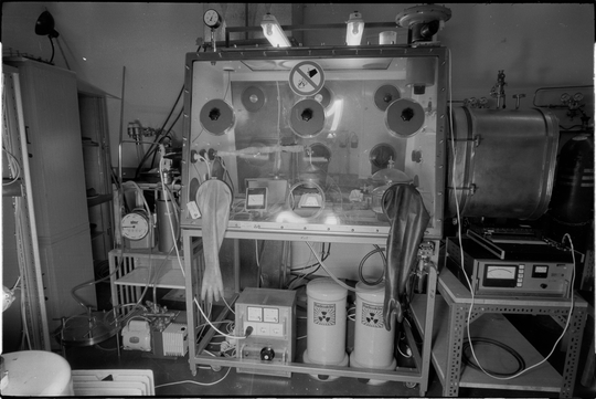 Tücherbox in einer Handschuhbox im Laboratorium für Aerolsolphysik und Filtertechnik des Kernforschungszentrums Karlsruhe, 1980, Fotografie unbekannter Urheberschaft. KIT-Archiv 28028/6565.