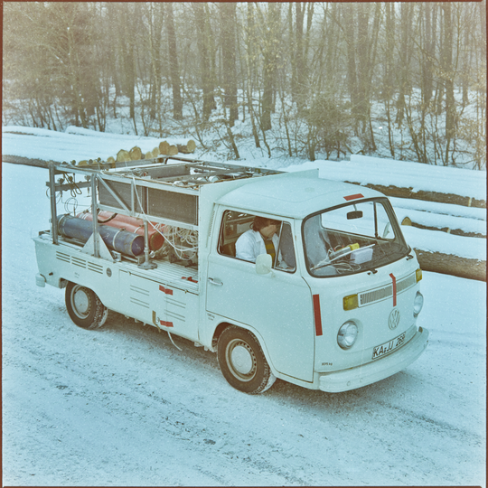 Das Wasserstoffversuchsfahrzeug auf dem Gelände des Kernforschungszentrums Karlsruhe, Februar 1986, Fotografie unbekannter Urheberschaft. KIT-Archiv 28028/08140.