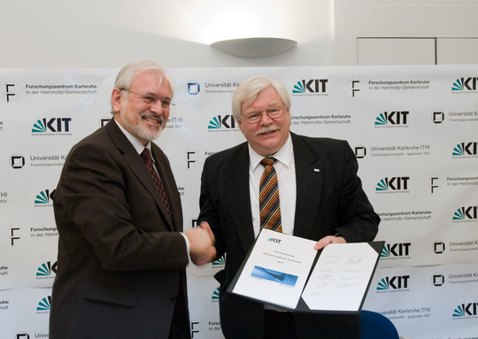 Unterzeichnung des Vertrags über die KIT-Gründung, links: Prof. Eberhard Umbach als Vorstandsvorsitzender des Forschungszentrums Karlsruhe, rechts: Prof. Horst Hippler als Rektor der Universität Karlsruhe, 13.12.2007, Fotografie unbekannter Urheberschaft. KIT-Archiv 28010/I 7104.