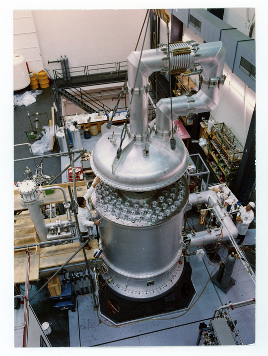 Montage der Großen Prototyp-Trenndüsenstufe, hier: Aufsetzen des Deckels nach Einführung der Trägerrohre, 1972, Fotografie unbekannter Urheberschaft. KIT-Archiv 28028/19478.