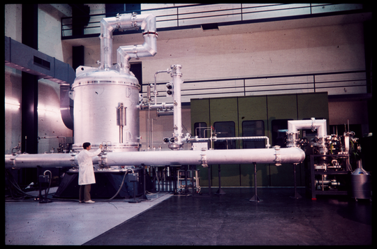 Seitenansicht der Großen Prototyp-Trenndüsenstufe, ca. 1970, Fotografie unbekannter Urheberschaft. KIT-Archiv 28028/19375.