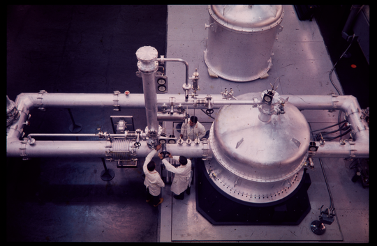 Aufsicht auf die Große Prototyp-Trenndüsenstufe, ca. 1970, Fotografie unbekannter Urheberschaft. KIT-Archiv 28028/19297.