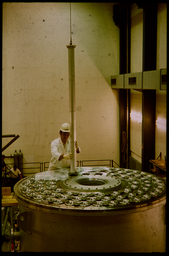 Montage von Trägerrohren für Trenndüsen in der Trennstufe, 1974, Fotografie unbekannter Urheberschaft. KIT-Archiv 28028/19452.