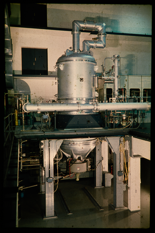 Große Prototyp-Trenndüsenstufe mit Blick auf das an der Unterseite befindliche Gebläseaggregat, ca. 1970, Fotografie unbekannter Urheberschaft. KIT-Archiv 28028/19955.