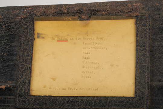 Umlaufschild der Aktentasche mit den Namen von Professoren an der Abteilung für Bauingenieur- und Vermessungswesen, Aufnahme 2022. Fotografie: Amadeus Bramsiepe und Jonas Zilius.