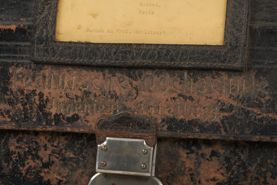 Prägung "Technische Hochschule / Ingenieur-Abteilung", Aufnahme 2022. Fotografie: Amadeus Bramsiepe und Jonas Zilius.