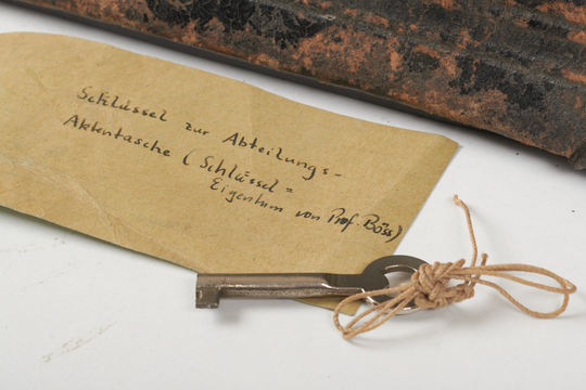 Eigentumsangabe des Schlüssel, Aufnahme 2022. Fotografie: Amadeus Bramsiepe und Jonas Zilius.