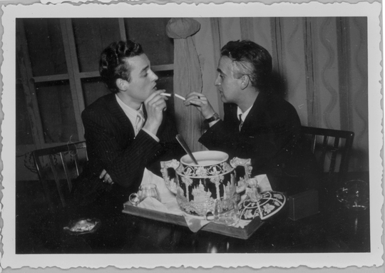 Szenenfoto aus einer Aufführung der Komödie "Ingeborg" von Curt Goetz, ca. 1952, Fotografie unbekannter Urheberschaft. KIT-Archiv 28008/7.