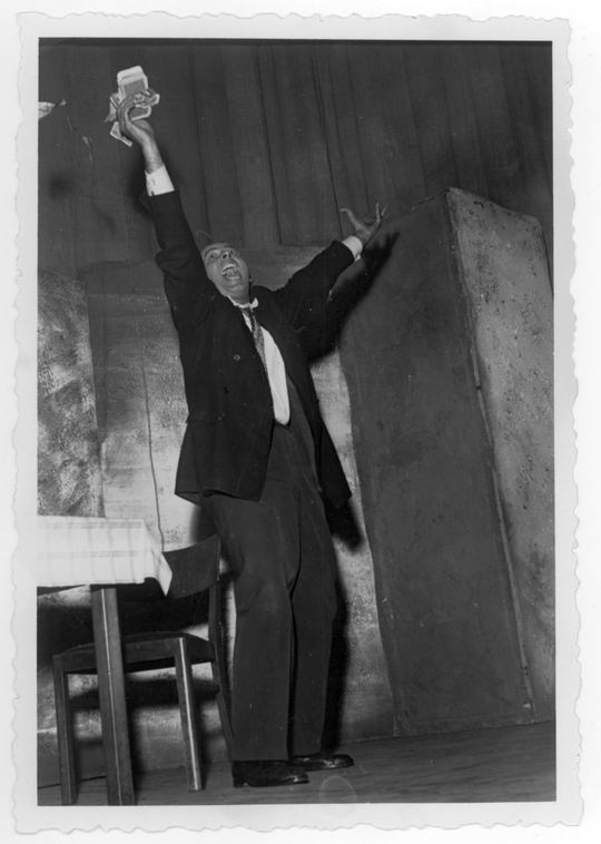 Szenenfoto aus einer Aufführung des Theaterstücks "Schrei aus der Straße" von Rolf Lauckner, 1954, Fotografie unbekannter Urheberschaft. KIT-Archiv 28008/8.