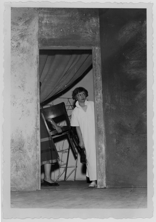 Szenenfoto aus einer Aufführung des Theaterstücks "Schrei aus der Straße" von Rolf Lauckner, 1954, Fotografie unbekannter Urheberschaft. KIT-Archiv 28008/8.