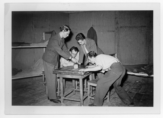 Szenenfoto aus einer Aufführung des Theaterstücks "Fünf Mann, ein Brot" von Hermann Rossmann, 1955, Fotografie: Harald Andres. KIT-Archiv 28008/9.